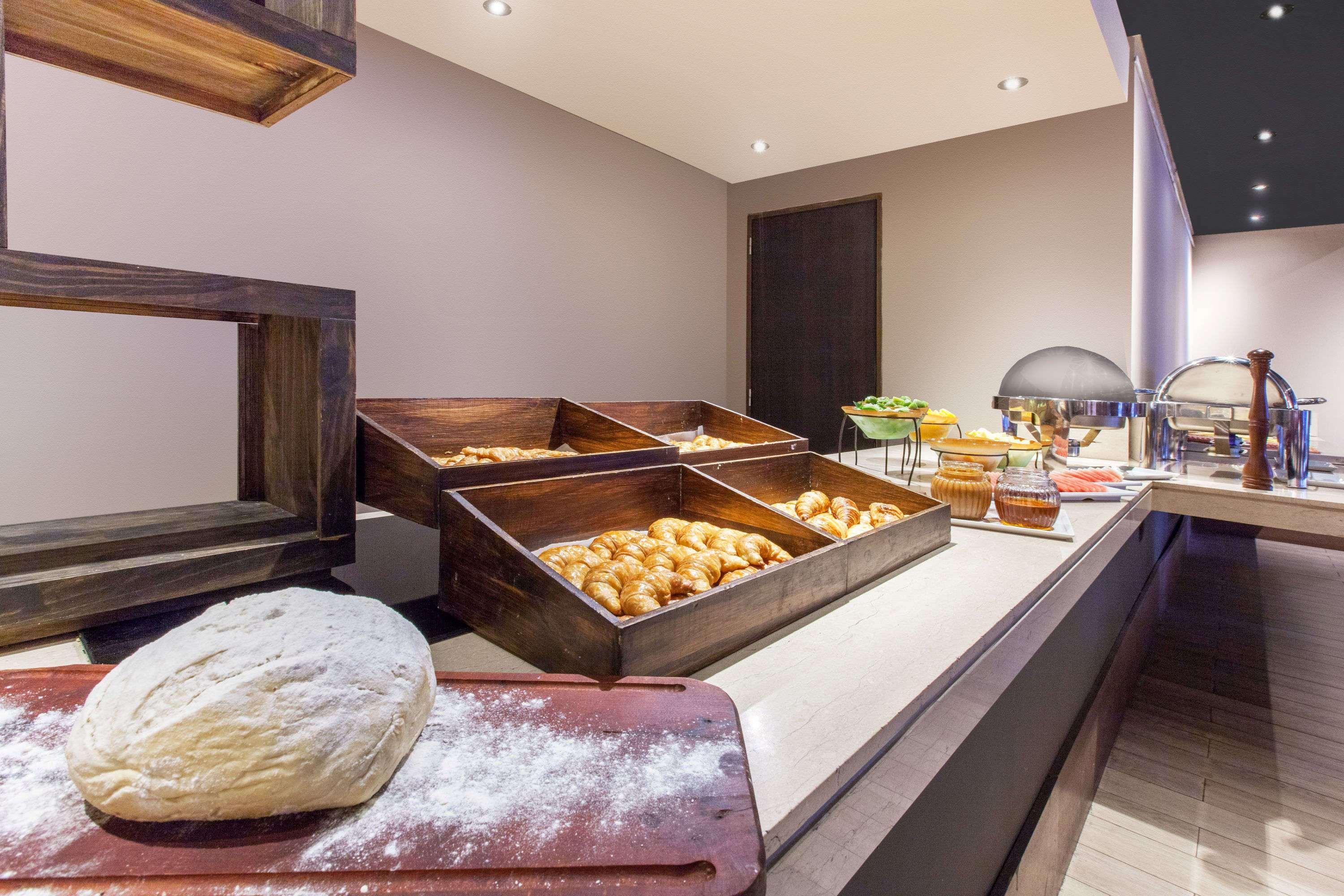 מלון Wyndham Nordelta Tigre - Buenos Aires מראה חיצוני תמונה A buffet at a hotel