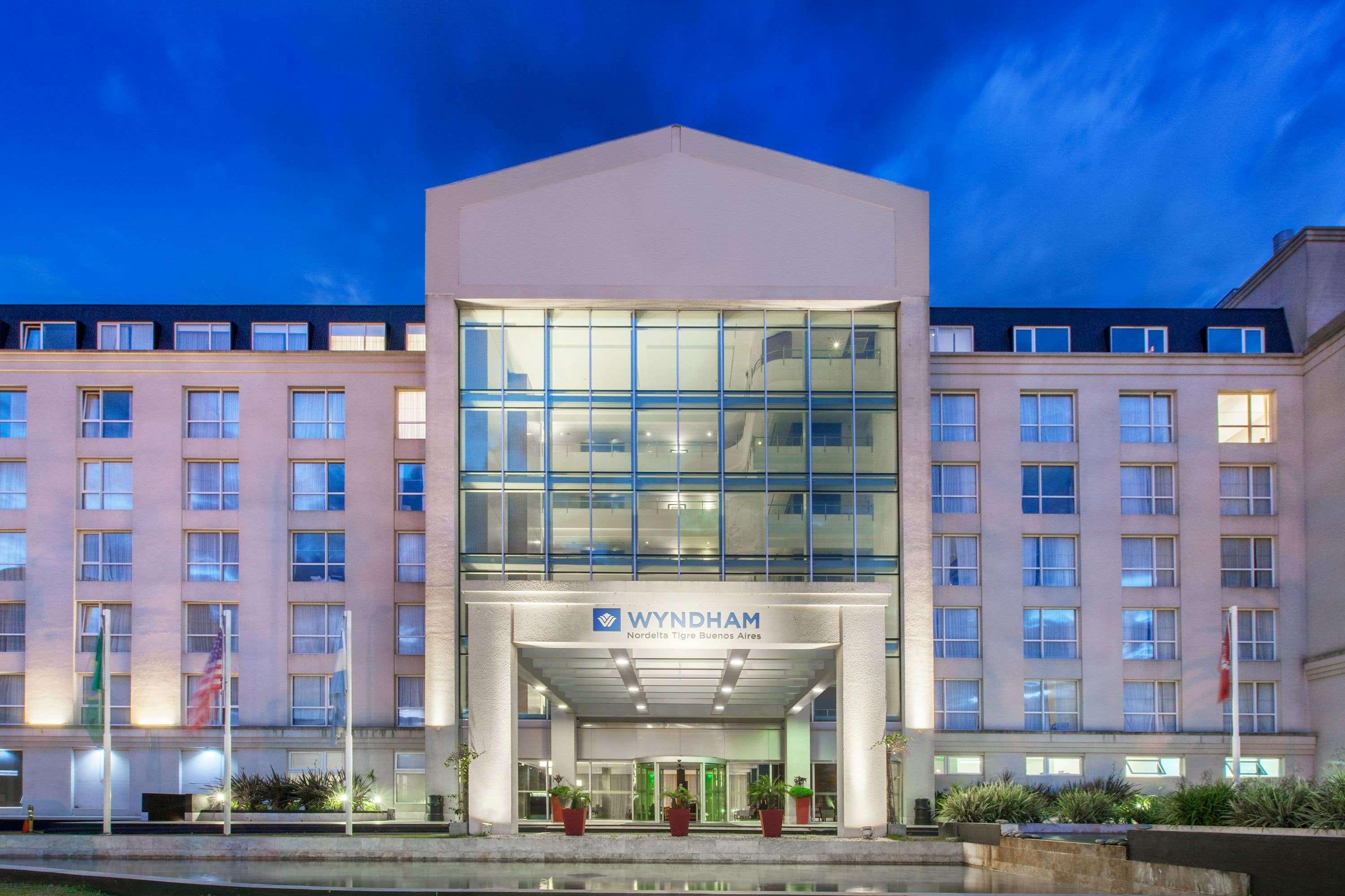 מלון Wyndham Nordelta Tigre - Buenos Aires מראה חיצוני תמונה The hotel at night