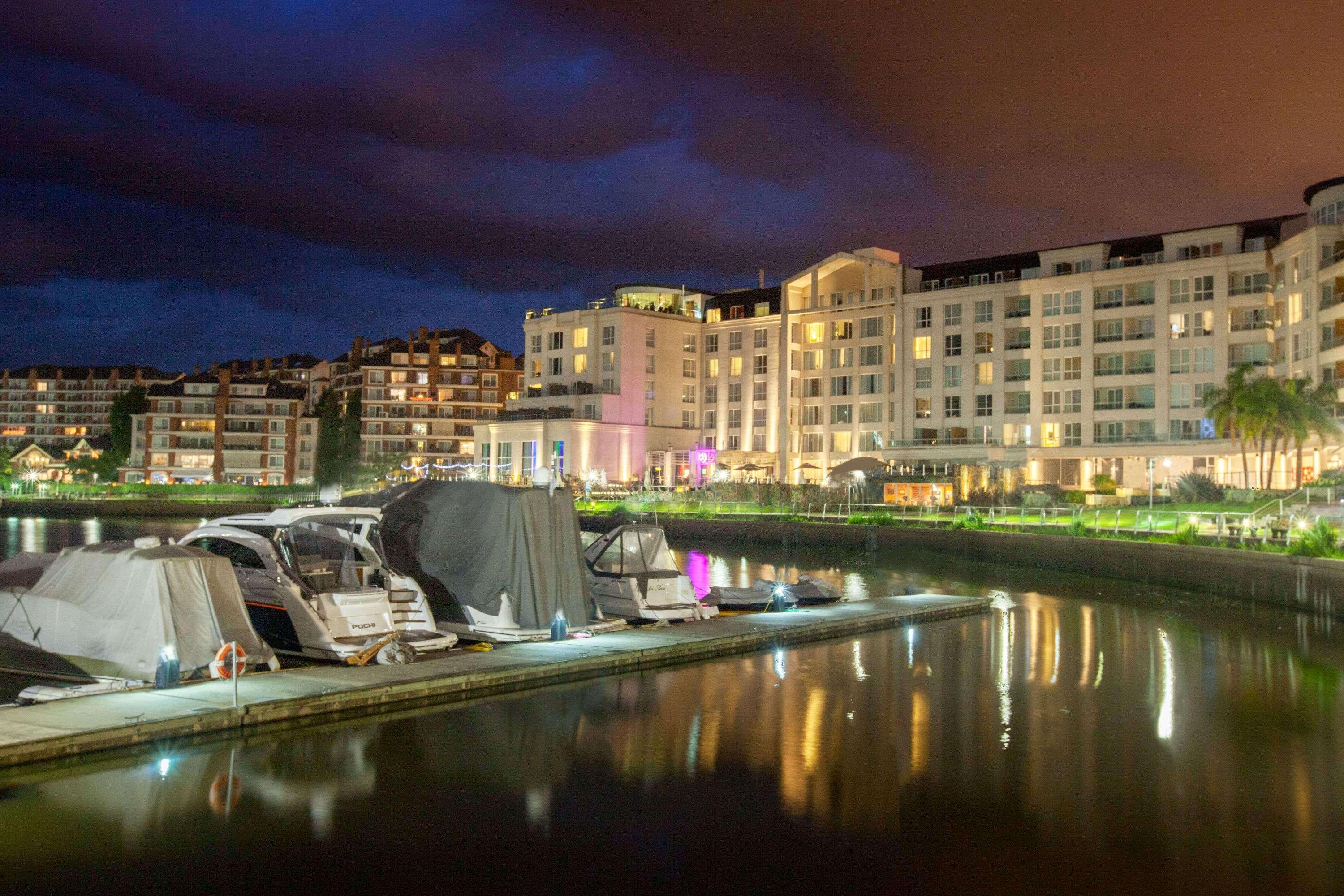מלון Wyndham Nordelta Tigre - Buenos Aires מראה חיצוני תמונה Marina at night