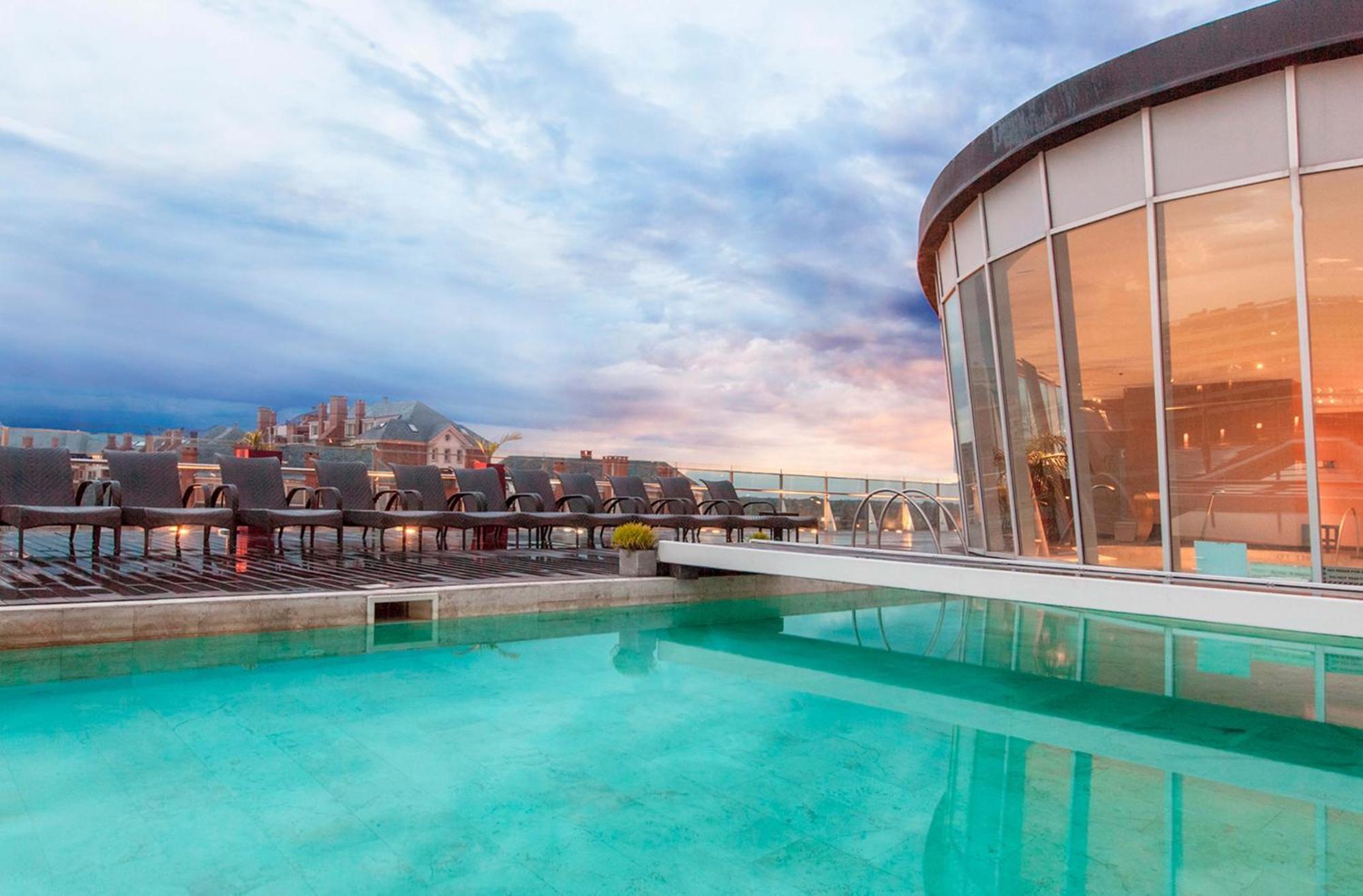 מלון Wyndham Nordelta Tigre - Buenos Aires מראה חיצוני תמונה Rooftop pool at the hotel