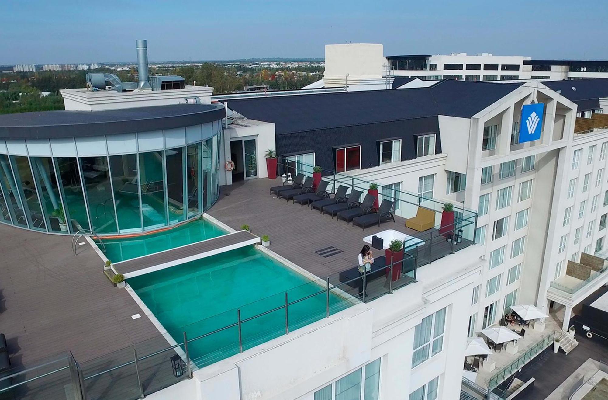 מלון Wyndham Nordelta Tigre - Buenos Aires מראה חיצוני תמונה The rooftop pool at the Hilton Prague